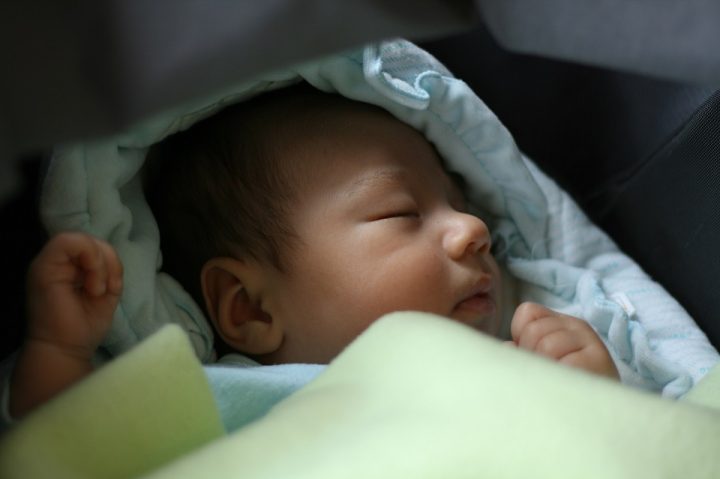 Kuvituskuva nukkuvasta vauvasta /Decorative photo of a baby.