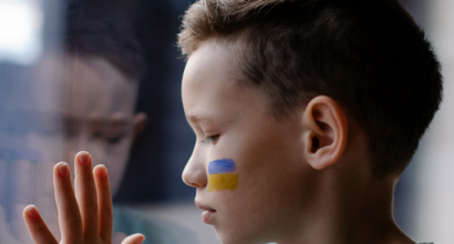 Lapsi ikkunalla. / A child looking out of the window.