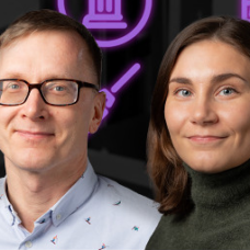 Jani Erolan ja Laura heiskalan kuva Tiedelinja-taustaa vasten.