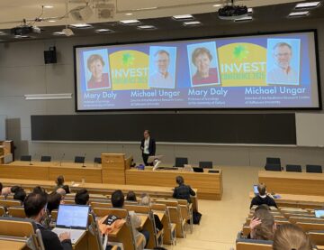 Jani Erola avaa konferenssin ja esittelee keynote-puhujat.