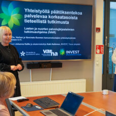 Katri Aaltonen ja Johanna Kallio seminaarihuoneen edessä kertomassa Varhan ja INVESTin yhteistyöstä.