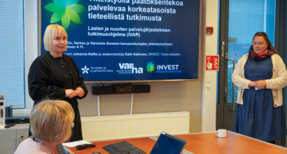 Katri Aaltonen ja Johanna Kallio seminaarihuoneen edessä kertomassa Varhan ja INVESTin yhteistyöstä.