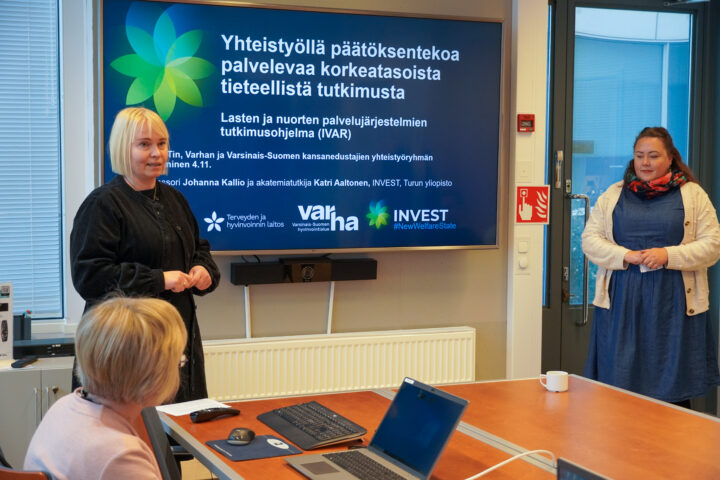 Katri Aaltonen ja Johanna Kallio seminaarihuoneen edessä kertomassa Varhan ja INVESTin yhteistyöstä.