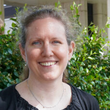 Elina Kilpi-Jakonen kasvokuva.