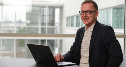 Jani Erola tietokoneen ääressä iloisena.