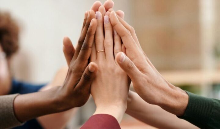 Kuvituskuva, monta kättä yhdessä