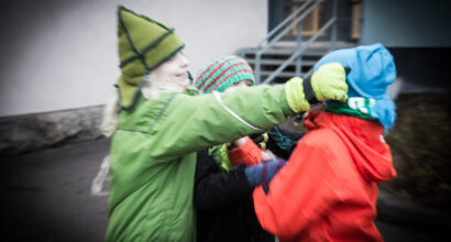 Lapset kiusaavat toisiaan.