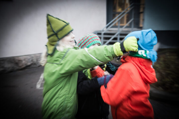 Lapset kiusaavat toisiaan.