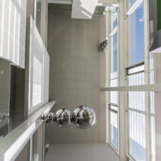 Turun yliopiston yhteiskuntatieteellisen tiedekunnan laitosrakennuksen aula, jossa näkyy heijastuskuvan antava OLO-taideteos.