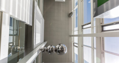 Turun yliopiston yhteiskuntatieteellisen tiedekunnan laitosrakennuksen aula, jossa näkyy heijastuskuvan antava OLO-taideteos.