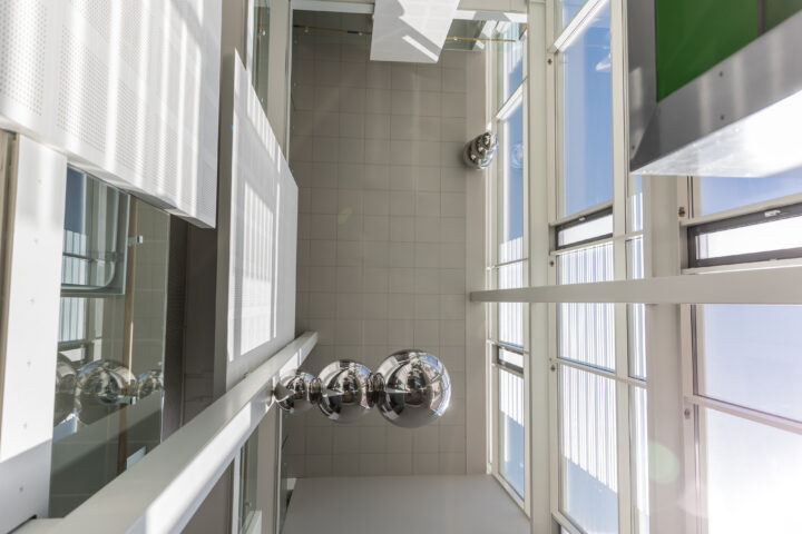 Turun yliopiston yhteiskuntatieteellisen tiedekunnan laitosrakennuksen aula, jossa näkyy heijastuskuvan antava OLO-taideteos.