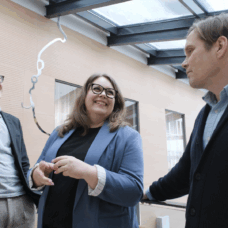 Tutkijat keskustelevat.