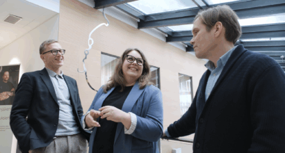 Tutkijat keskustelevat.