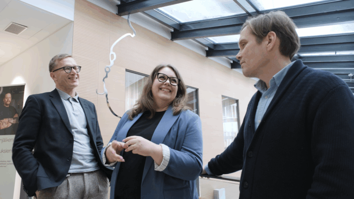 Tutkijat keskustelevat.