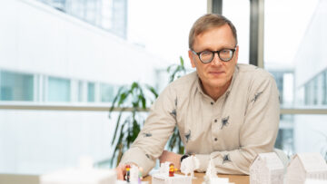 Jani Erola pöydän ääressä.