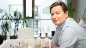 Markus Laaninen katsoo kameraan.