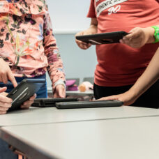 Koululaisia tablettitietokoneillaan.