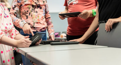 Koululaisia tablettitietokoneillaan.