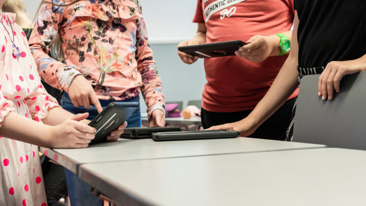 Koululaisia tablettitietokoneillaan.