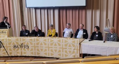 Ihmisiä rivissä paneelikeskustelussa.