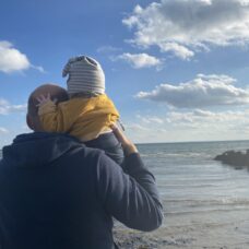 Isä taapero harteillaan.