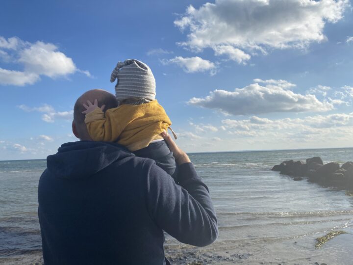 Isä taapero harteillaan.