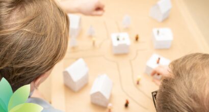 Tunnistamattomat tutkijat tutkivat kaupungin pienoismallia.