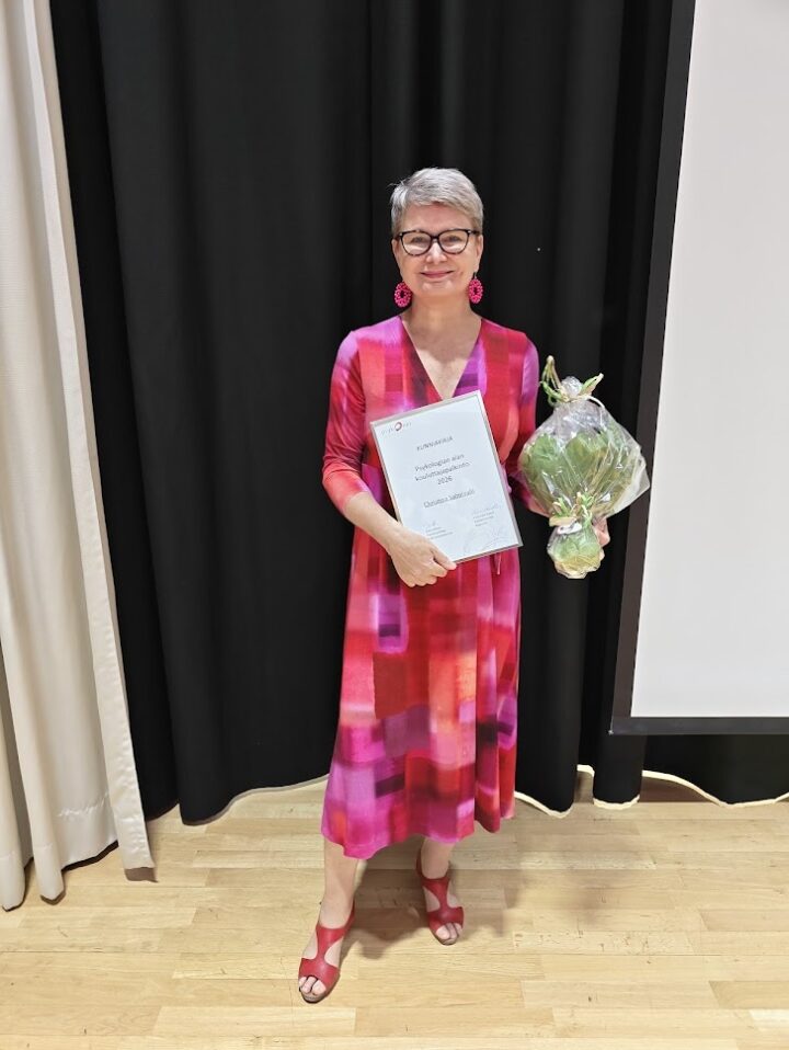 Christina Salmivalli palkintodiplomin kanssa.