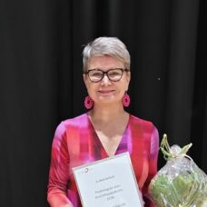 Christina Salmivalli palkintodiplomin kanssa.