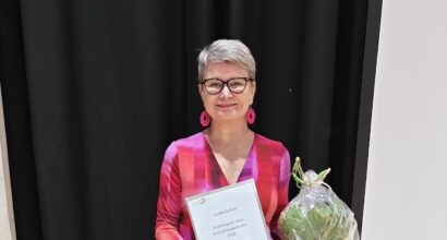Christina Salmivalli palkintodiplomin kanssa.