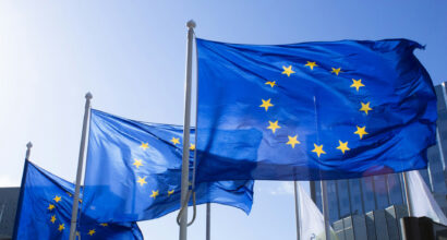 Kolme Euroopan unionin lippua.
