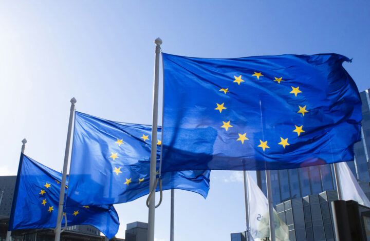 Kolme Euroopan unionin lippua.