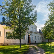 Seilin päärakennus kesäisessä kuvassa.