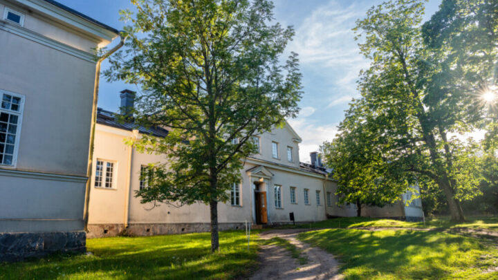 Seilin päärakennus kesäisessä kuvassa.
