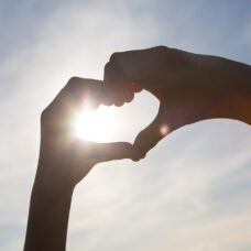 Kädet muodostavat sydämen.|Hands making a heartshape.