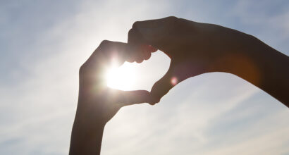 Kädet muodostavat sydämen.|Hands making a heartshape.