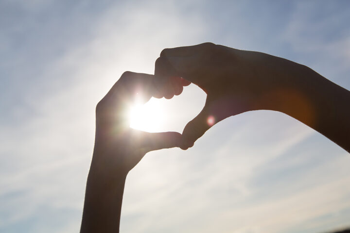 Kädet muodostavat sydämen.|Hands making a heartshape.