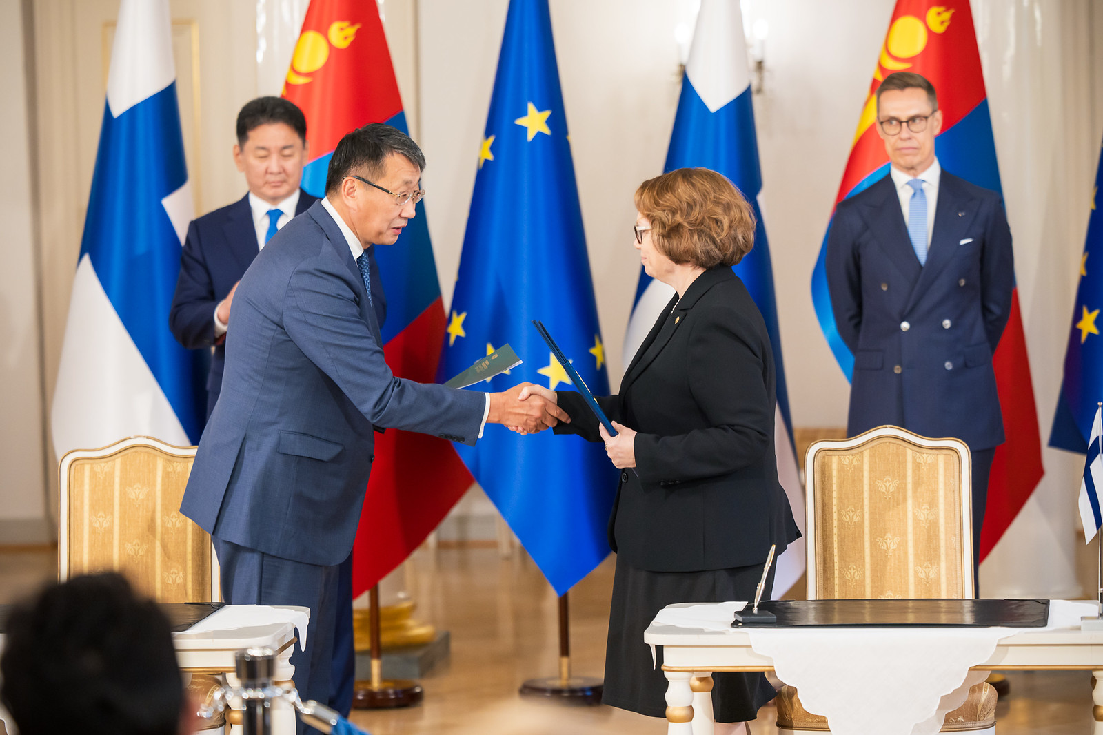 Mongolian presidentti ja Turun yliopiston rehtori Marjo Kaartinen vaihtavat aiesopimuksia.